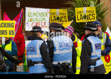 Blackpool, Lancashire, Großbritannien, 9. Februar, 2016. Die Entscheidung über die Genehmigung Shale Gas bohren - oder fracking ist bei dieser Anhörung in Blackpool entschieden werden. Energie Firma Cuadrilla attraktiv ist die Weigerung des Rates, damit Fracking auf zwei Standorte in Plumpton & Roseacre Woods. Das Verfahren, mit dem der Staatssekretär das Ergebnis zu entscheiden, nach der Berufung nach zwei erdstöße im Jahr 2011 Menschen in der Region sind über die umstrittenen Pläne für Shale Gas Exploration besorgt. Stockfoto