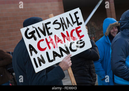 Blackpool, Lancashire, Großbritannien, 9. Februar, 2016. Die Entscheidung über die Genehmigung Shale Gas bohren - oder fracking ist bei dieser Anhörung in Blackpool entschieden werden. Energie Firma Cuadrilla attraktiv ist die Weigerung des Rates, damit Fracking auf zwei Standorte in Plumpton & Roseacre Woods. Das Verfahren, mit dem der Staatssekretär das Ergebnis zu entscheiden, nach der Berufung nach zwei erdstöße im Jahr 2011 Menschen in der Region sind über die umstrittenen Pläne für Shale Gas Exploration besorgt. Stockfoto