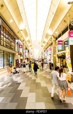 Touristen und Einheimische zu Fuß durch den langen Gang Gehäuse Shinkyogoku Indoor Shopping Mall, ein Reiseziel für shop Stockfoto