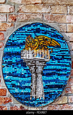 Insel MURANO, Italien - 17. April 2013: Mosaik der Löwe von San Marco an der Wand. Stockfoto