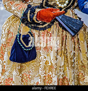 Detailansicht einer Epoque-Kostüm beim Karneval in Venedig. Venedig, Italien, Januar 2016 Stockfoto