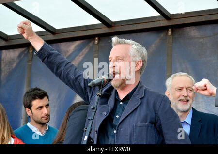 Billy Bragg und Jeremy Corbyn singen die Rote Fahne - "Flüchtlinge hier" Rally Willkommen, Parliament Square, London 12. Sept 2015... Stockfoto