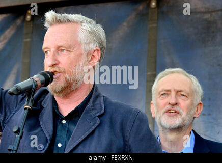 Billy Bragg und Jeremy Corbyn singen die Rote Fahne - "Flüchtlinge hier" Rally Willkommen, Parliament Square, London 12. Sept 2015... Stockfoto