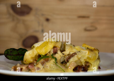 Savoie Tartiflette. Französisches Gericht mit Kartoffeln, Reblochon Käse, Speck und Zwiebeln Stockfoto