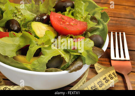 Gemüsesalat mit Zentimeter auf Holztisch Stockfoto