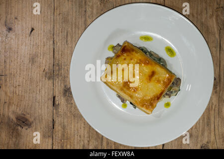 Tourte au Bleu: blau Pilz Käsekuchen. Spinat und Pilzen geschmolzen mit irischen Blauschimmelkäse dann garniert mit Blätterteig Stockfoto