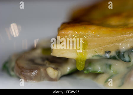 Tourte au Bleu: blau Pilz Käsekuchen. Spinat und Pilzen geschmolzen mit irischen Blauschimmelkäse dann garniert mit Blätterteig Stockfoto