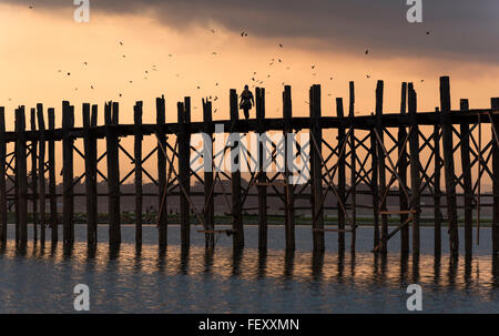 U Bein Brücke über den Taungthaman-See bei Tagesanbruch, Amarapura in der Nähe von Mandalay, Birma (Myanmar) Stockfoto