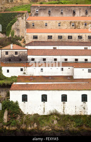 Porto ist die Heimat des Likörs Port. Es gibt viele berühmte Häuser in Porto, das Destillieren und das berühmte Getränk Flasche. Stockfoto