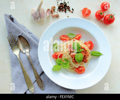 Italienische Spaghetti Nudeln mit Fleisch in Tomatensauce auf einem weißen Teller Stockfoto