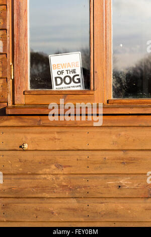 Hüten Sie sich vor den Hund Bitte schließen Sie das Tor-Schild im Fenster auf braunen Schuppen Stockfoto