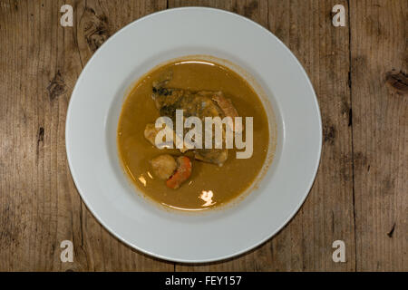 Bouillabaisse. Luxuriöse Fischeintopf: Kabeljau, Scampi, Knurrhahn, Brassen und Seeteufel Stockfoto