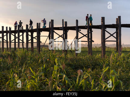 Menschen überqueren U Bein Brücke - die längste Teakholz-Fußgängerbrücke in der Welt, Amarapura in der Nähe von Mandalay, Birma (Myanmar) Stockfoto