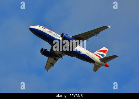 British Airways Airbus A319 G-EUPX ausgehend von London Heathrow Airport, Großbritannien Stockfoto