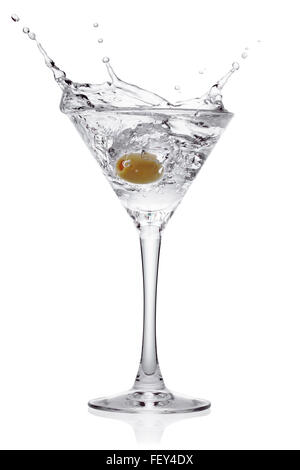 Spritzer Olivenöl in ein Glas Cocktail, isoliert auf weißem Hintergrund, Schneidepfad enthalten. Stockfoto