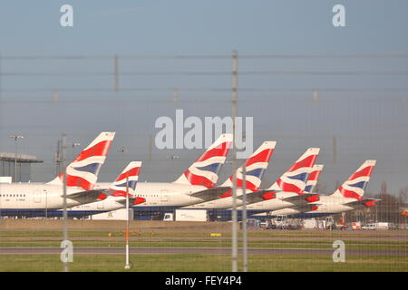 British Airways Flugzeuge geparkt vor dem Tor an der London Heathrow Airport, Großbritannien Stockfoto