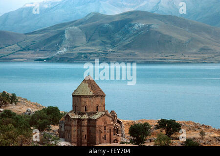 Armenische Kathedrale des Heiligen Kreuzes oder Armenische Apostolic Kirche (915-921) Akdamar, Aghtamar oder Akhtamar (vor der Restaurierung im Jahr 2007) und des Van-Sees Südost-Türkei Stockfoto