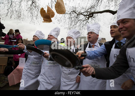 Westminster, London, UK. 9. Februar 2016. Das MP-Team gewann die Reha parlamentarischen Pancake Race 2016 Credit: Keith Larby/Alamy Live News Stockfoto