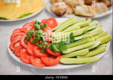 Leckere Vorspeise. Verschiedene Gemüse auf weißen Teller Stockfoto