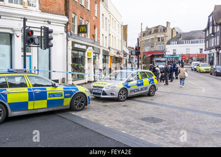 Bromley, Süd-London, UK, 9. Februar 2016.  Polizei besuchen die Szene der stechende außen McDonald's Restaurant in Bromley Marktplatz heute Morgen. Bildnachweis: Steven Sheppardson/Alamy Live-Nachrichten Stockfoto