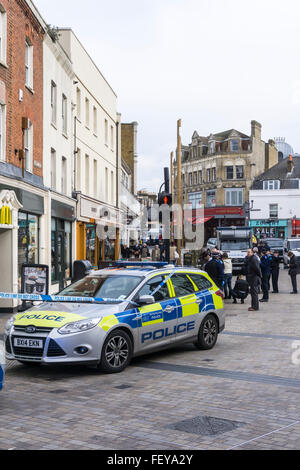 Bromley, Süd-London, UK, 9. Februar 2016.  Polizei besuchen die Szene der stechende außen McDonald's Restaurant in Bromley Marktplatz heute Morgen. Bildnachweis: Steven Sheppardson/Alamy Live-Nachrichten Stockfoto