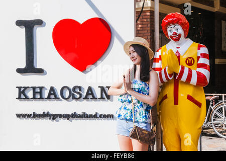 Thailand, Bangkok, Khaosan Road, weibliche asiatische Touristen posieren für Souvenirs Foto Stockfoto