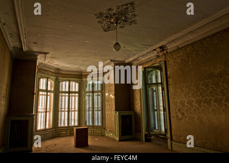 Bekannt als Châteaux Lumniere aufgrund seiner Phantasie Oberlicht und einmal im Besitz von Maurice Burrus hat jetzt verfallen. Stockfoto