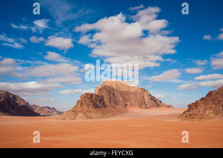 Roter Sand und schönen Bergen in Wadi Rum desert Reservierung, Jordanien. Textfreiraum Stockfoto