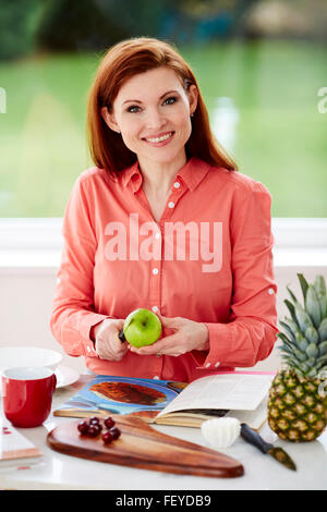 Frau, die Zubereitung von Speisen Stockfoto