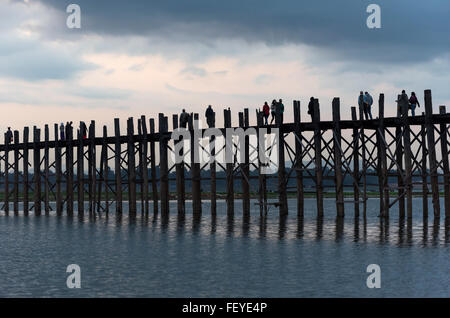 Die Menschen gehen U Bein Brücke über den Taungthaman-See in Amarapura in der Nähe von Mandalay, Birma (Myanmar) Stockfoto