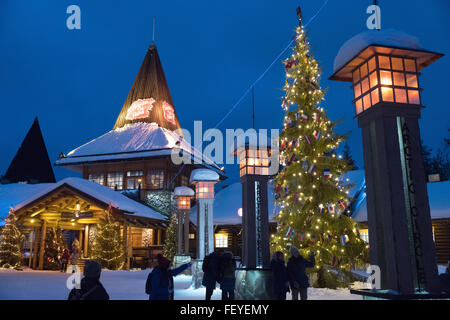 Rovaniemi, Lappland, Finnland. 8. Februar 2016. Santa Claus Village befindet sich am Polarkreis in Rovaniemi, Lappland, Finnland, 8. Februar 2016. Santa Claus Village ist ein beliebtes Touristenziel am Polarkreis, die dem Menschen "Santa Claus" jeden Tag treffen können. Foto: PETER ENDIG/Dpa - NO-Draht-SERVICE-/ Dpa/Alamy Live News Stockfoto