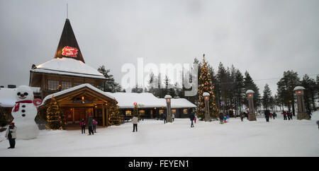 Rovaniemi, Lappland, Finnland. 8. Februar 2016. Santa Claus Village befindet sich am Polarkreis in Rovaniemi, Lappland, Finnland, 8. Februar 2016. Santa Claus Village ist ein beliebtes Touristenziel am Polarkreis, die dem Menschen "Santa Claus" jeden Tag treffen können. Foto: PETER ENDIG/Dpa - NO-Draht-SERVICE-/ Dpa/Alamy Live News Stockfoto