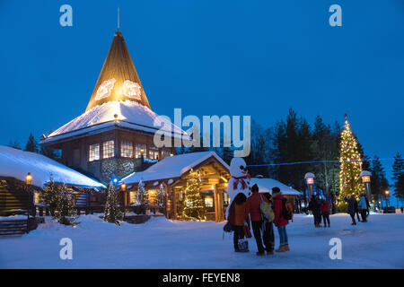 Rovaniemi, Lappland, Finnland. 8. Februar 2016. Santa Claus Village befindet sich am Polarkreis in Rovaniemi, Lappland, Finnland, 8. Februar 2016. Santa Claus Village ist ein beliebtes Touristenziel am Polarkreis, die dem Menschen "Santa Claus" jeden Tag treffen können. Foto: PETER ENDIG/Dpa - NO-Draht-SERVICE-/ Dpa/Alamy Live News Stockfoto