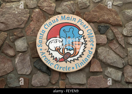 Rovaniemi, Lappland, Finnland. 8. Februar 2016. Ein Zeichen, das "Santa Claus Main Post Office - Polarkreis - Finnland" abgebildet auf der Poststelle in Santa Claus Village befindet sich am Polarkreis in Rovaniemi, Lappland, Finnland, 8. Februar 2016 liest. Santa Claus Village ist ein beliebtes Touristenziel am Polarkreis, die dem Menschen "Santa Claus" jeden Tag treffen können. Foto: PETER ENDIG/Dpa - NO-Draht-SERVICE-/ Dpa/Alamy Live News Stockfoto