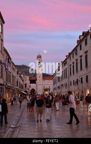 Vollmond ist oberhalb Glockenturm in der Ferne den Sonnenuntergang über der alten Stadt von Dubrovnik, Kroatien. Stockfoto