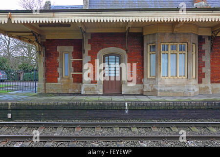 Blick über die Gleise zur Plattform Seite Culham Station mit Sandstein-Fenster und Tür Bordüren und roten Ziegeln. Stockfoto