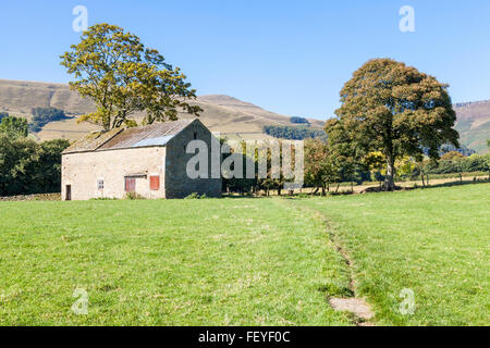 Pfad durch ein Feld mit einer alten Scheune Bauernhaus im Herbst. Alfreton, Derbyshire, Peak District National Park, England, Großbritannien Stockfoto