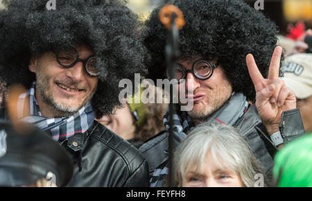 München, Deutschland. 9. Februar 2016. Kostümierte Besucher bei der Eröffnung des traditionellen Karneval feiern am Viktualienmarkt in München, 9. Februar 2016. Foto: MATTHIAS BALK/DPA/Alamy Live-Nachrichten Stockfoto