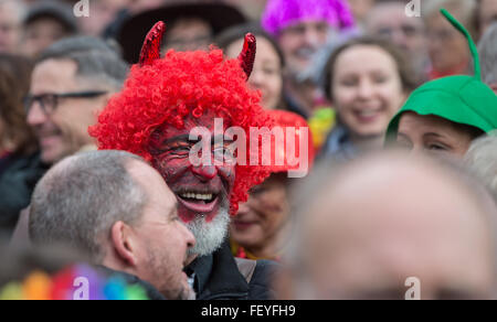 München, Deutschland. 9. Februar 2016. Ein Mann verkleidet als Teufel bei der Eröffnung des traditionellen Karneval feiern am Viktualienmarkt in München, 9. Februar 2016. Foto: MATTHIAS BALK/DPA/Alamy Live-Nachrichten Stockfoto