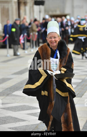 Guildhall Hof, London, UK. 9. Februar 2016. Die Poulters Pancake Race am Faschingsdienstag in Guildhall Hof. Stockfoto