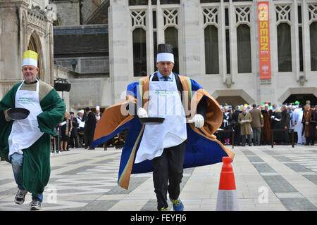 Guildhall Hof, London, UK. 9. Februar 2016. Die Poulters Pancake Race am Faschingsdienstag in Guildhall Hof. Stockfoto