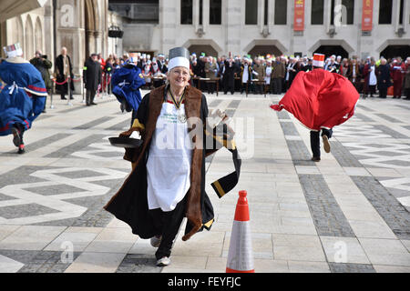 Guildhall Hof, London, UK. 9. Februar 2016. Die Poulters Pancake Race am Faschingsdienstag in Guildhall Hof. Stockfoto