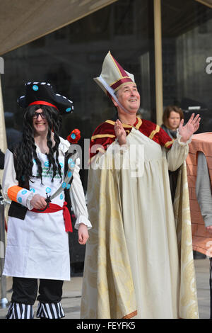 Guildhall Hof, London, UK. 9. Februar 2016. Die Poulters Pancake Race am Faschingsdienstag in Guildhall Hof. Stockfoto