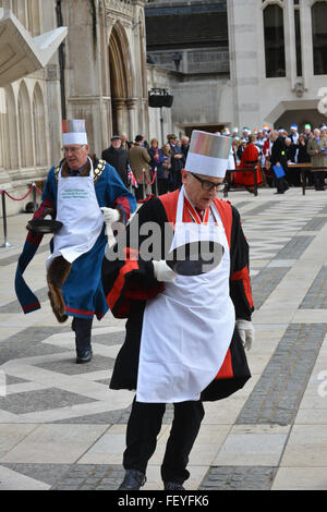 Guildhall Hof, London, UK. 9. Februar 2016. Die Poulters Pancake Race am Faschingsdienstag in Guildhall Hof. Stockfoto