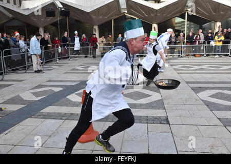 Guildhall Hof, London, UK. 9. Februar 2016. Die Poulters Pancake Race am Faschingsdienstag in Guildhall Hof. Stockfoto