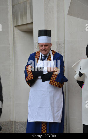 Guildhall Hof, London, UK. 9. Februar 2016. Die Poulters Pancake Race am Faschingsdienstag in Guildhall Hof. Stockfoto