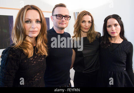 Berlin, Deutschland. 8. Februar 2016. Mitglieder des irischen pop-Gruppe "The Corrs, darunter die vier Geschwister (L-R) Sharon, Jim, Caroline und Andrea Corr, darstellen, während ein Presse-Event in einem Hotel in Berlin, Deutschland, 8. Februar 2016. Foto: BERND VON JUTRCZENKA/Dpa/Alamy Live-Nachrichten Stockfoto