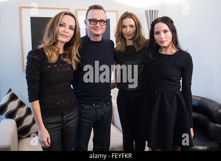 Berlin, Deutschland. 8. Februar 2016. Mitglieder des irischen pop-Gruppe "The Corrs, darunter die vier Geschwister (L-R) Sharon, Jim, Caroline und Andrea Corr, darstellen, während ein Presse-Event in einem Hotel in Berlin, Deutschland, 8. Februar 2016. Foto: BERND VON JUTRCZENKA/Dpa/Alamy Live-Nachrichten Stockfoto