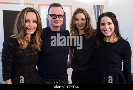 Berlin, Deutschland. 8. Februar 2016. Mitglieder des irischen pop-Gruppe "The Corrs, darunter die vier Geschwister (L-R) Sharon, Jim, Caroline und Andrea Corr, darstellen, während ein Presse-Event in einem Hotel in Berlin, Deutschland, 8. Februar 2016. Foto: BERND VON JUTRCZENKA/Dpa/Alamy Live-Nachrichten Stockfoto