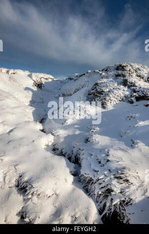 Verschneite Moorlandschaft Schlucht neben der Pennine Way auf Bleaklow in Derbyshire. Stockfoto